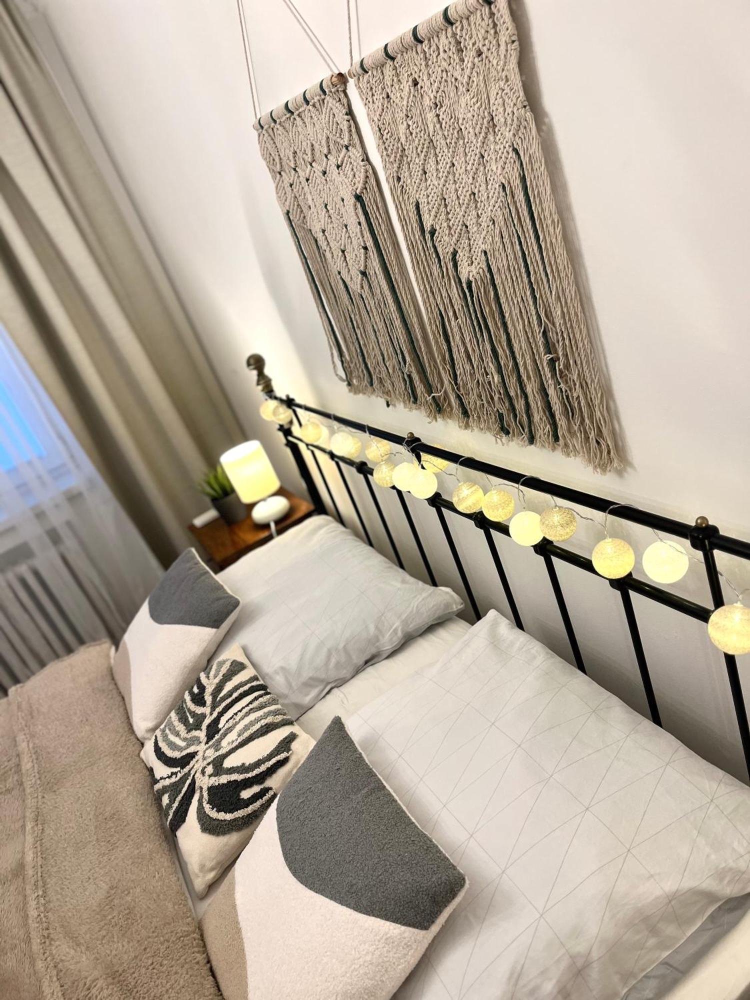 Audrey Hepburn Apartment Old Town Air Conditioned Bratislava Exterior foto